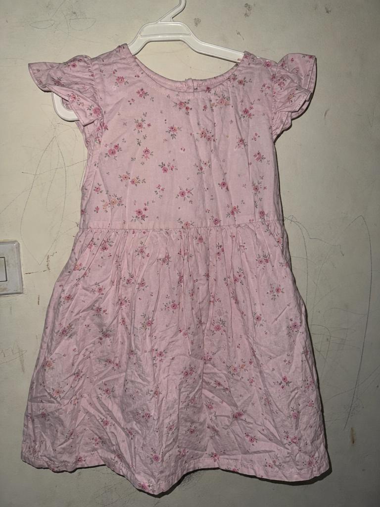 Vestido infantil amassado no cabide antes da IA