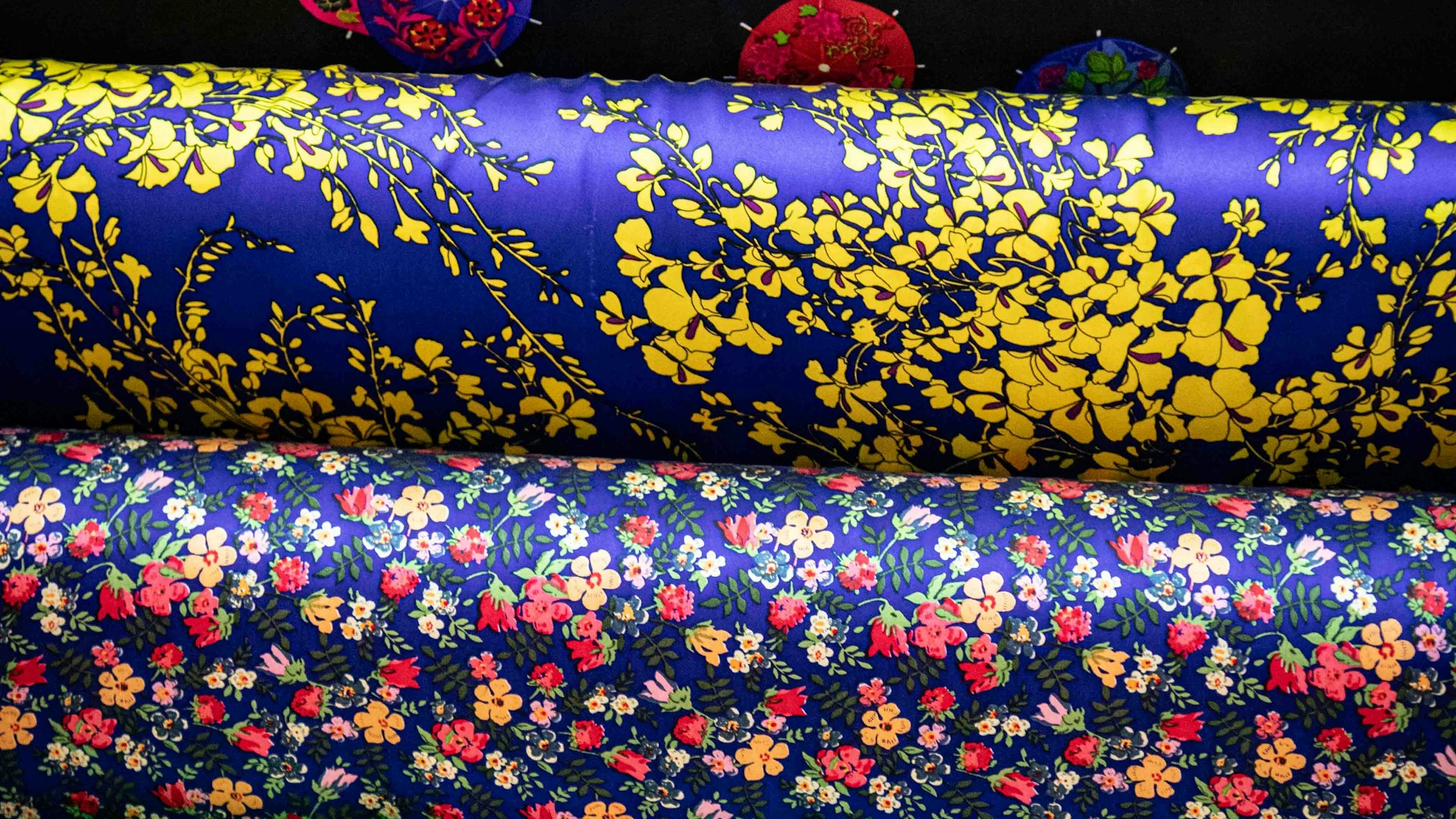rolos de tecido com estampas florais coloridas - estampas tendência 2027