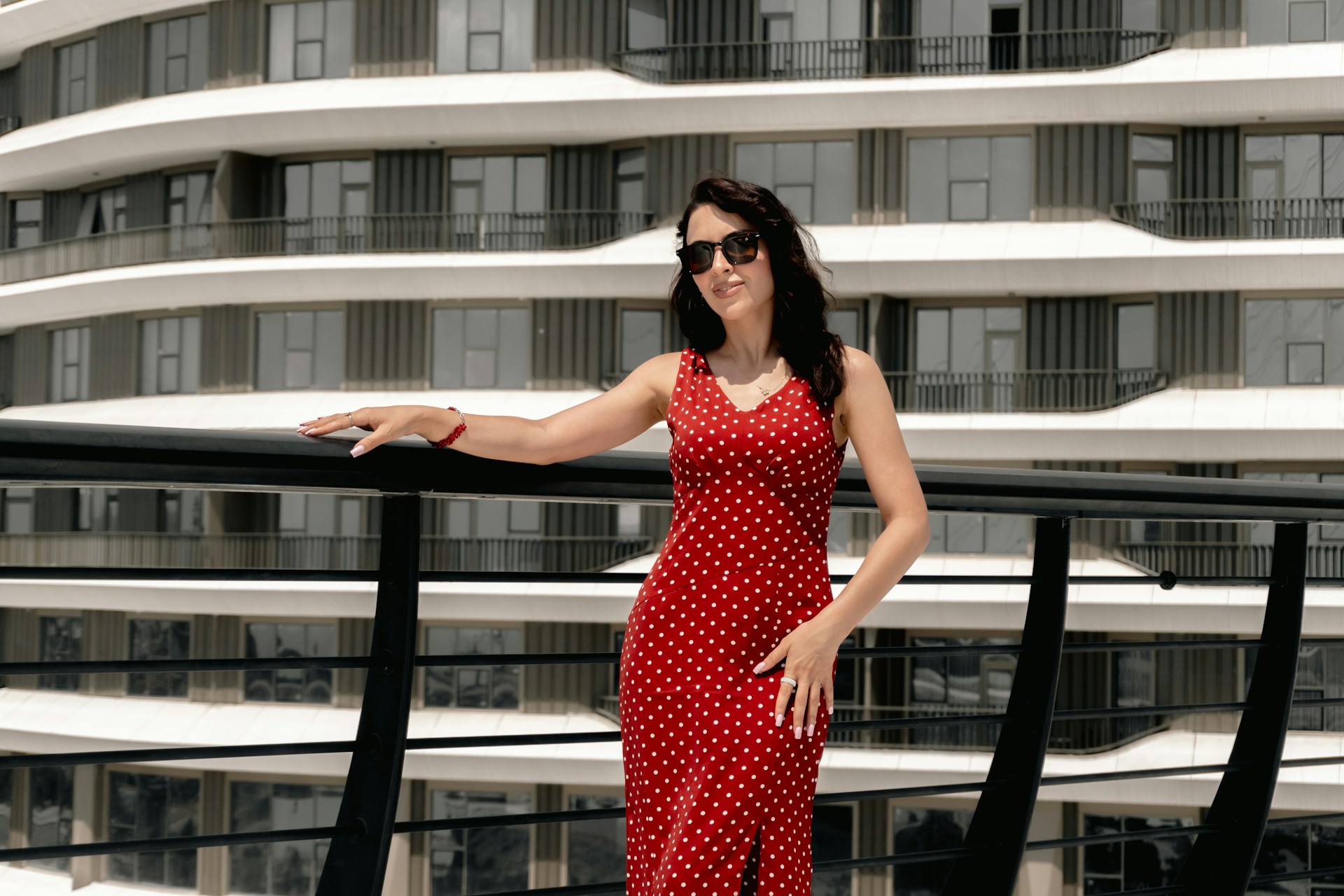 Mulher com vestido vermelho de poá, estampa tendência 2027