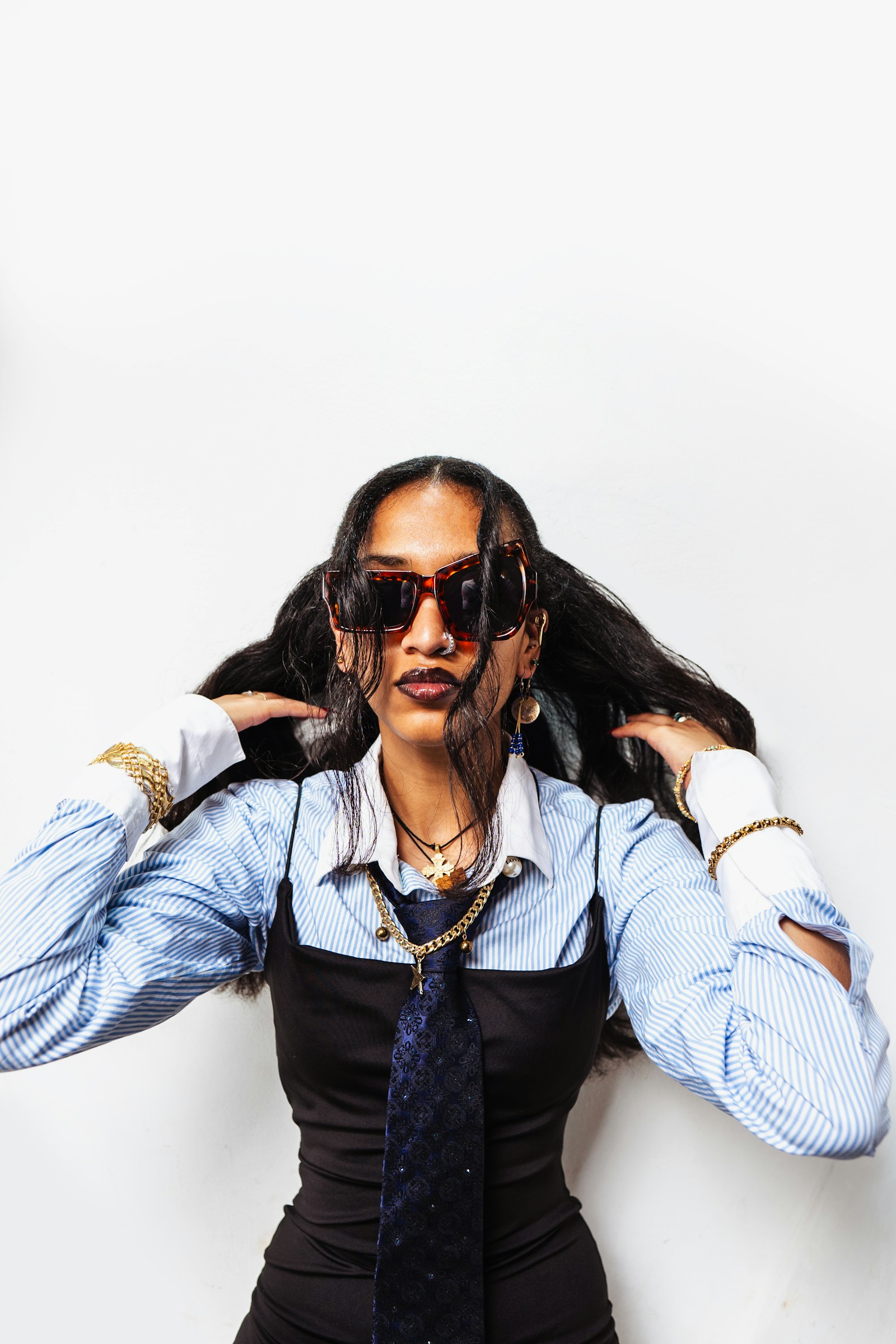 Mulher com camisa listrada azul e branca