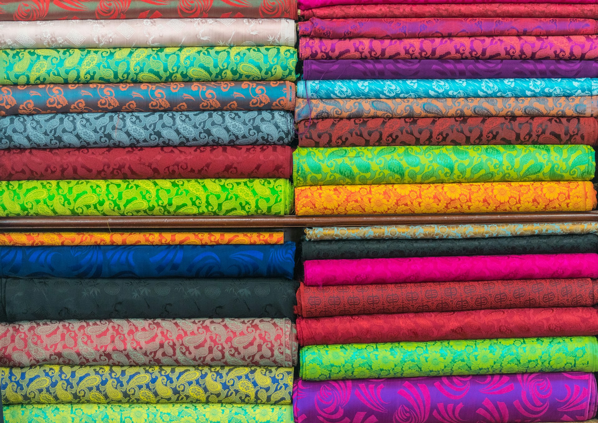 Tecidos estampados coloridos empilhados em loja