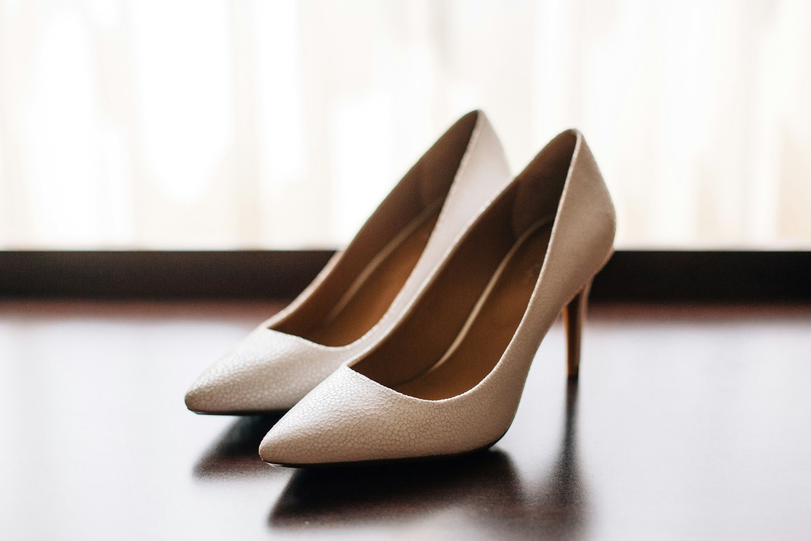 Scarpin branco com textura, tendência de salto para 2027