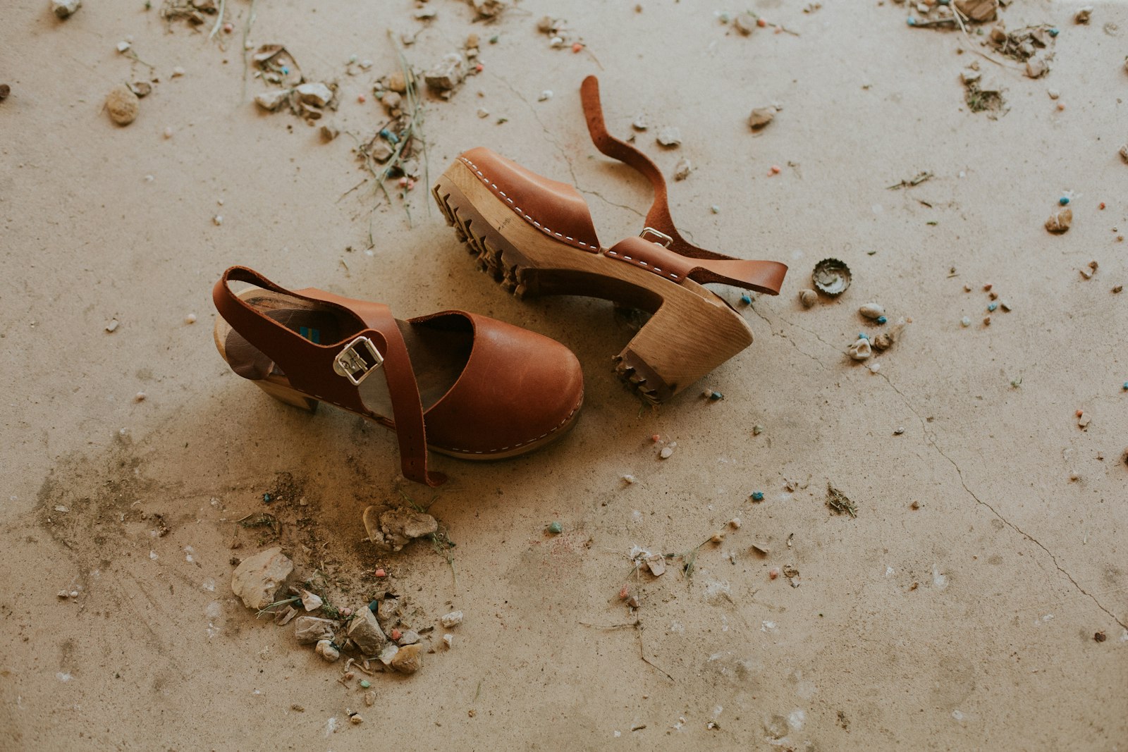 Sandália caramelo estilo boho, cor de calçado tendência 2027